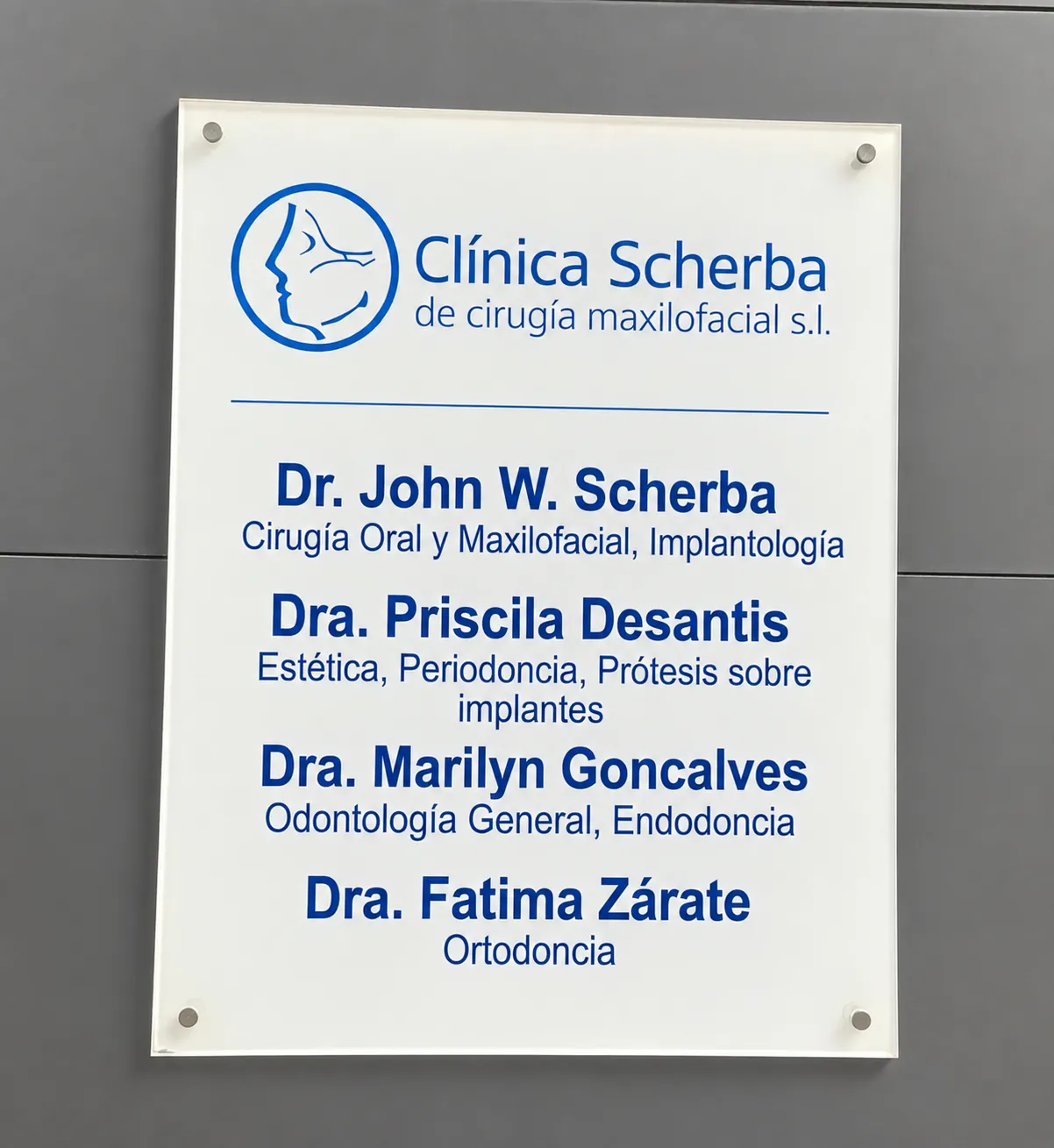 Cartel de doctores y especialidades de Clínica Scherba